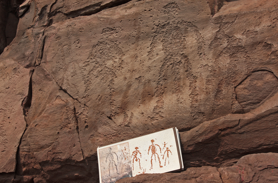 Ancient pictograms can be found on virtually all of the eight peaks. Local shamans believe that these drawings mark the sites of important energy points, for which reason they come here on festival days to to perform sacred rites.