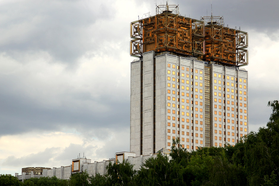 革命後のソビエト建築の特徴は、不断の表現形式の追求だ。合理主義と構成主義の特徴は、住居に最大限の機能性を与えるために懸命だった建築 家たちの注目を集めた。建築物の外観には、強烈な線形と強調された機能主義という、一定のアクセントが見受けられる。こうしたソビエト建築の例が保存され ているのは、ロシアだけではない。ウクライナ、スロバキア、グルジア、クロアチアやチェコ共和国といったソ連崩壊後の国々では、娯楽用の建物、空港、塑 像、記念碑や、まったく日常的な建物の典型的な特徴が目にとまる。ロシア、モスクワ。ロシア科学アカデミー、1960〜1990年。