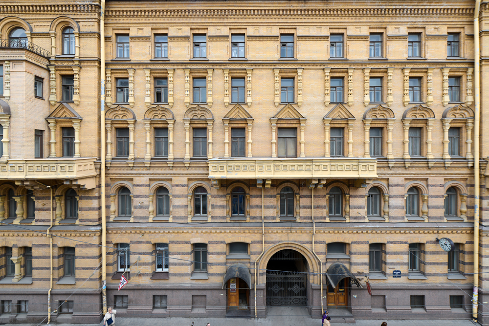 Die Stadt Peters des Großen blieb von der Epoche der Stalinschen Sanierung in den Dreißiger- bis Fünfzigerjahren des letzten Jahrhunderts unversehrt. Das Zentrum  ist dank seiner charmanten alten Gebäude der schönste Teil der Stadt.