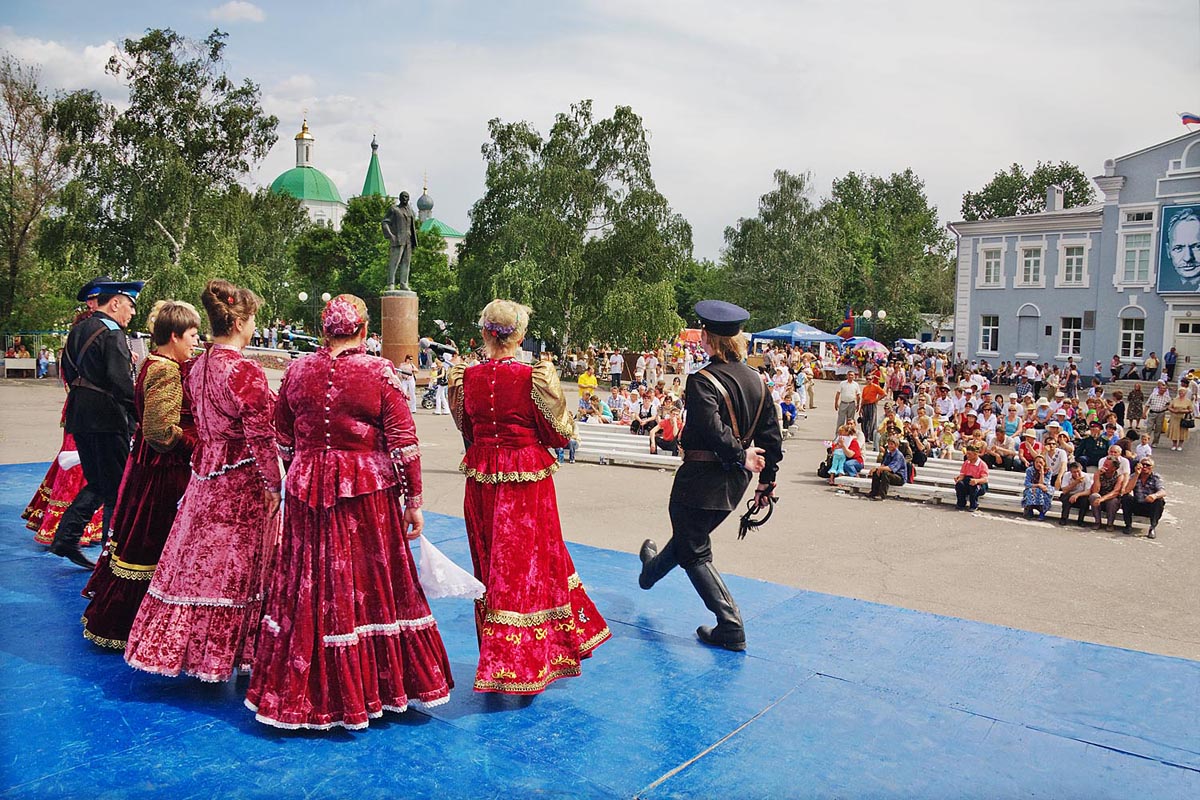 コサック村ヴョーシェンスカヤでは、1985年から毎年恒例の国際文学フォークロアフェスティバル「ショーロホフの春」が催されている。