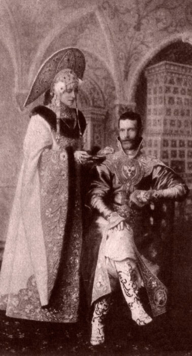 モスクワ総督の妻として（セルゲイ大公は、このポストに1891年に任命された）、エリザヴェータはエリザヴェータ慈善協会を 1892年に設立した。/ 冬の宮殿での仮装舞踏会のためにロシア民族衣装に身を包むエリザヴェータ・フョードロヴナとセルゲイ・アレクサンドロヴィチ。