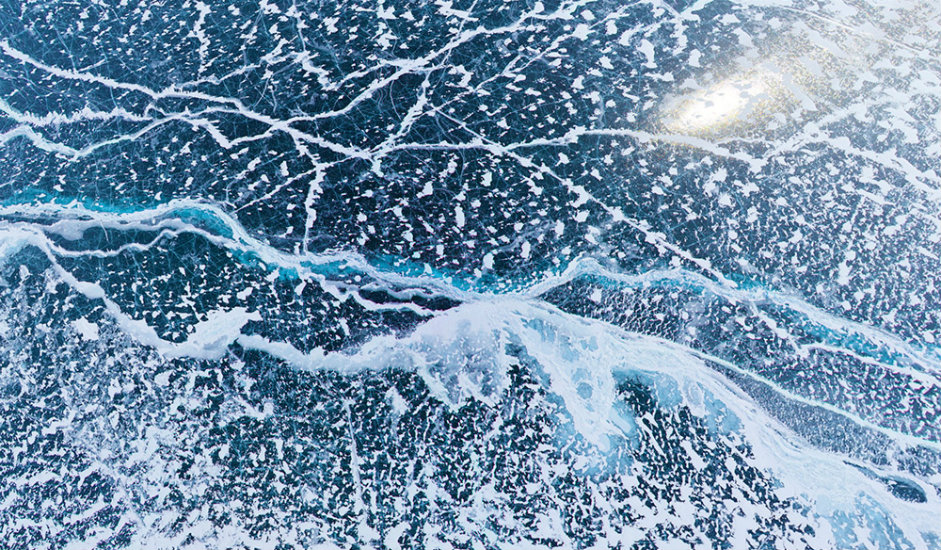 Pukotine u ledu na Bajkalskom jezeru snimljene s visine od 200 m.