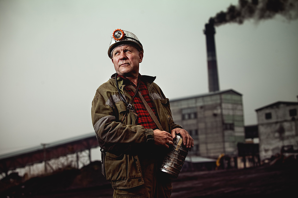 鉱夫は、最も危険な仕事のうちのひとつだ。採掘された鉱物資源100万トンにつき、平均4人の尊い命が失われる。写真：鉱夫、電力エンジニア長。ロシ ア、ケメロヴォ州にある小さな市、レニンスク・クズネツキー。