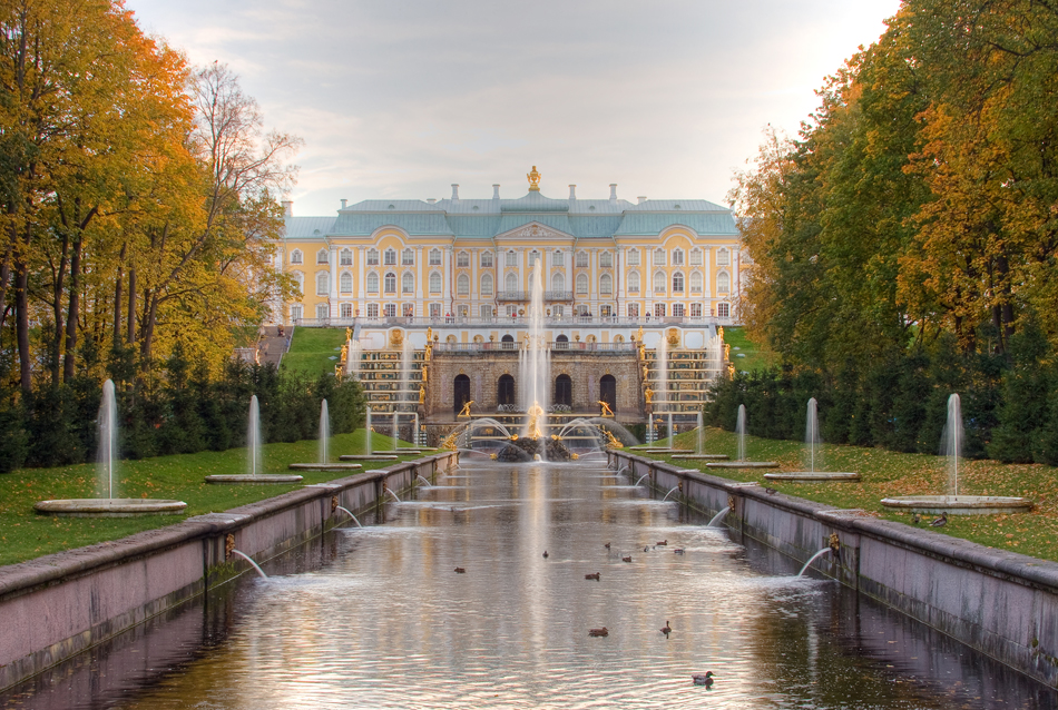 Peterhof, atau “Versailles Rusia”, terletak tidak jauh dari St Petersburg. Pada abad ke-18 dan ke-19, bangunan ini adalah kediaman musim panas para tsar Rusia dan ansambel istana ini terdaftar di antara Situs Warisan Dunia UNESCO.