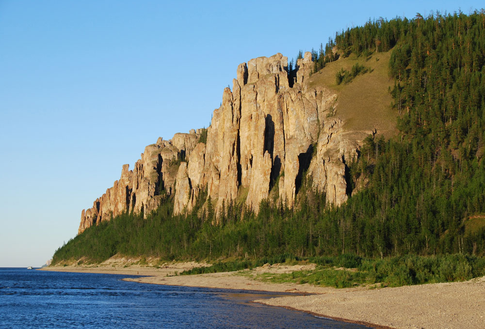 Wilayah Yakutia yang sangat luas sebanding dengan ukuran seluruh wilayah Eropa digabungkan. Yang memang layak dianggap sebagai ciri khas dari wilayah ini adalah Lena Pillars (Tiang-tiang Lena) yang tersohor dan termasuk dalam daftar UNESCO 2012.