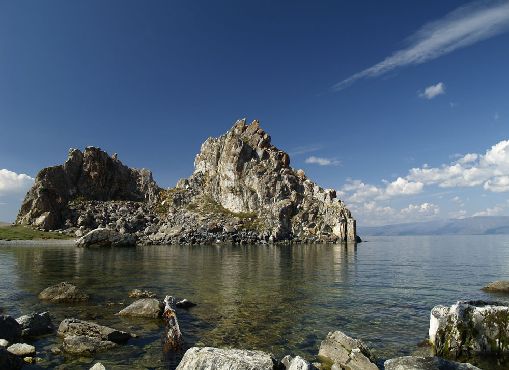 Le lac Baïkal forme un écosystème où vivent des milliers d'espèces d'oiseaux, de plantes, de poissons et de microorganismes, dont beaucoup sont endémiques. Le lac peut s'avérer imprévisible et le temps peut changer au moment où l'on s'y attend le moins; toutefois, la région du lac Baïkal est au 2e rang mondial en matière d'ensoleillement annuel, derrière la Californie. Ce site figure aussi sur la liste du Patrimoine Mondial de l'UNESCO.