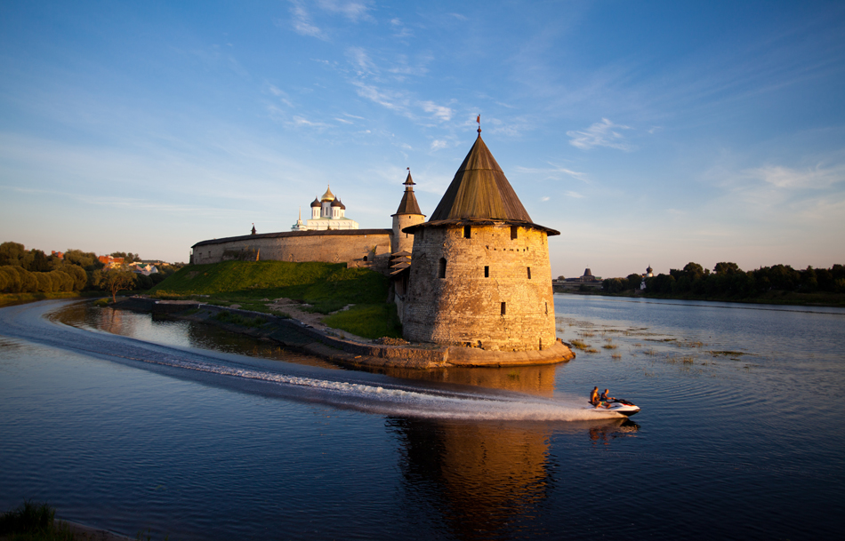 プスコフのクレムリンはロシアのプスコフ市にある古い城塞だ。城塞は中世時代のもので、その周囲をめぐる壁は1400年代後半に建てられ始めた。