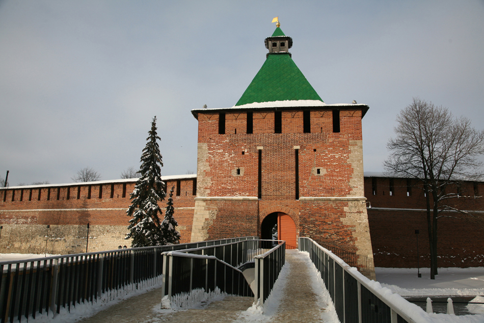 Nizhny Novgorod Kremlin (abad ke-16) adalah salah satu benteng berteknologi paling canggih pada masanya. Di era modern ini, bangunan tersebut mengakomodasi gedung administrasi, gereja, dan museum peralatan militer. Bagian atas dari kota ini terletak di sebuah bukit yang menawarkan pemandangan spektakuler dari mana pun Anda berdiri.