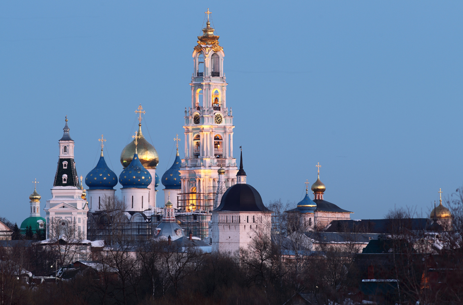 Le Laure de la Trinité de Saint Serge est le monastère le plus important de Russie, ainsi que le centre de l'Eglise orthodoxe russe. Il se situe dans la ville de Sergiiev Posad, à environ 70km de Moscou, sur la route de Iaroslavl, et accueille de nos jours plus de 300 moines.