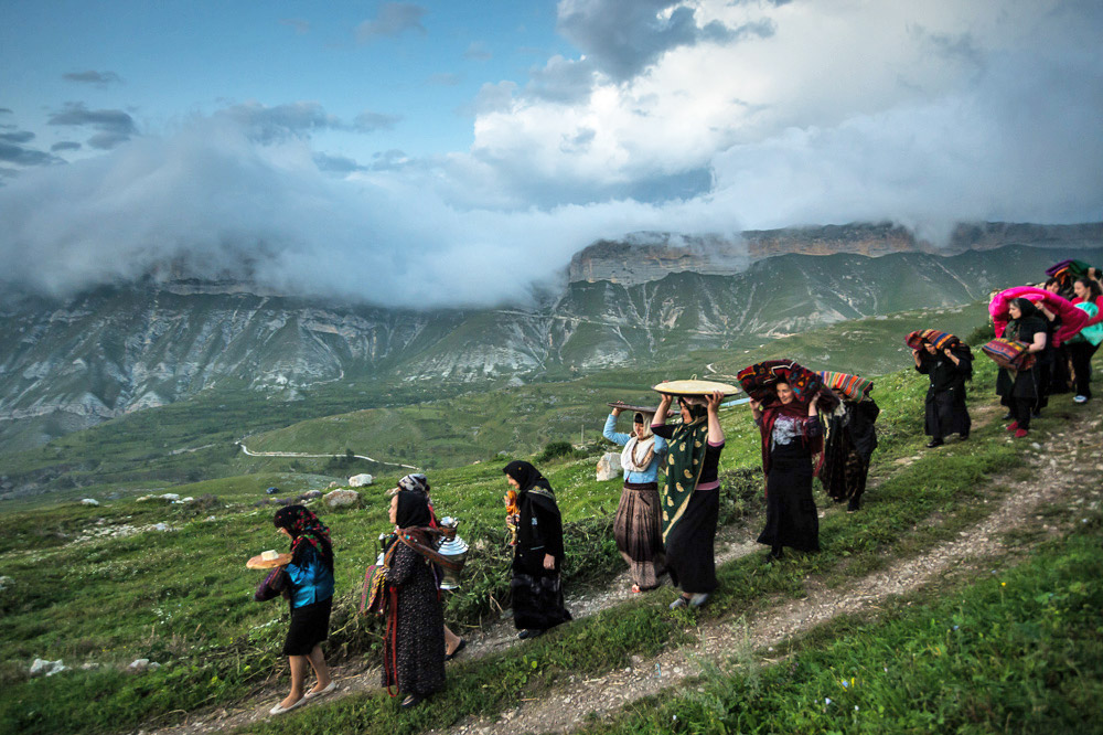 Beberapa unsur ritual dan legenda di Dagestan berasal dari peristiwa sejarah ketika masyarakatnya masih memuja dewa-dewa. Praktik dapat kita lihat dalam upacara pernikahan. Ritual ini memang salah satu peristiwa yang paling penting, tidak hanya untuk pengantin baru dan keluarga mereka, tetapi juga bagi warga desa di gunung itu.