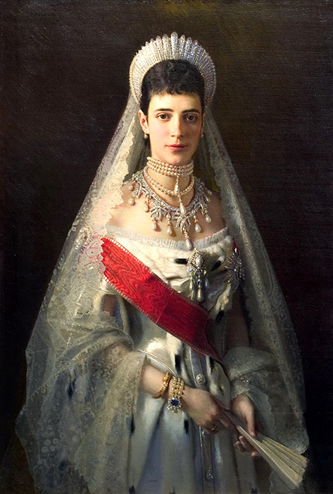 愛国主義的感情が急激に高まるきっかけとなったナポレオン戦争は、伝統的な衣装に対する関心を蒸し返すことにもつながった。1812〜1814年には、帝国スタイルのウエストと金銀の線細工が施された前ボタンを特徴とする、赤と青のロシアのドレス（サラファン）が流行した。/ ダイアモンド製ティアラのココシニクを着用したマリア・フョードロヴナ皇后、1880年頃。