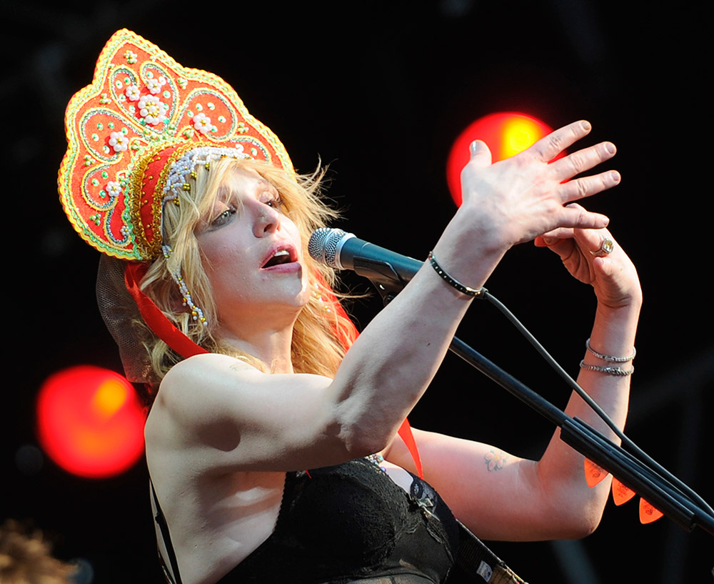 La chanteuse et parolière américaine Courtney Love portant un kokochnik lors du festival de musique Afisha Picnic à Moscou. 23 juillet 2011.