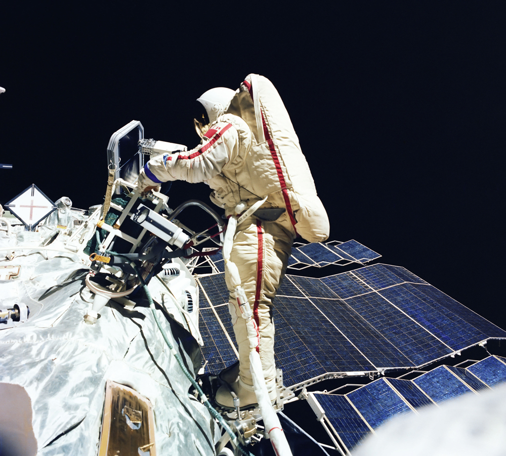 「宇宙にいるスヴェトラナ・サヴィツカヤ」1984年7月25日、ソユーズ12の飛行中に撮影。1984年、芸術科学部門名誉賞。// ウラジーミル・ジャニベコフ