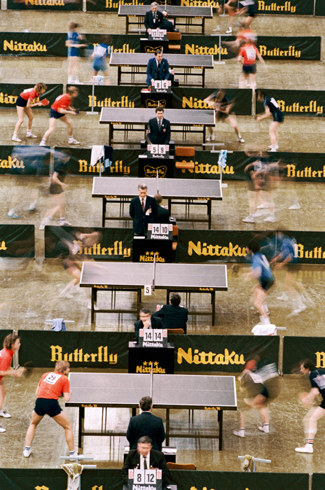 審判が見守る中、卓球の国際大会でプレーする選手達。1985年、スポーツ部門第一位。//セルゲイ・グネィェフ