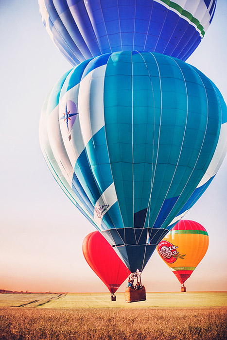 空を高く飛ぶ気球は230年前から人々に知られている。他の様々な機械やデザインが何世紀にも渡る技術の進化とともに根本的に変化していったが、気球は本質も構造も変わらぬままである。ロシアの風景と青空を背景に、明るい気球は鮮明に映る。