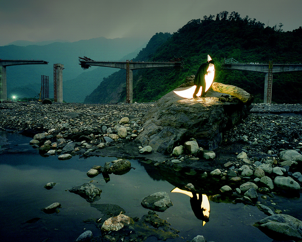 台湾の見事な自然、月を詠う漢詩、そして高雄市の人々の反響を受け、レオニード・ティシュコフはユニークな写真を数々作った。 この写真は、山の橋を破壊したが、人々の辛抱強さを揺るがす事はできなかったモーラコット（平成21年台風第8号）の猛威を物語る。 / 台湾、茂林区