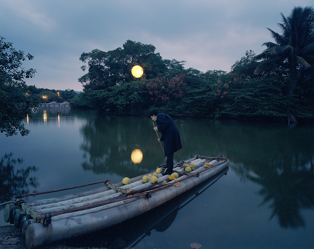 Pour couronner le tout, Leonid Tichkov a réalisé une installation intitulée “Yellow Moon” au Musée des beaux-arts de Kaohsiung. Avec le temps, le croissant s’est transformé en pleine lune. L’artiste, tel Ulysse, vogue au clair de lune à bord d’un vieux radeau en bambou. / Pleine lune jaune dans le parc du musée