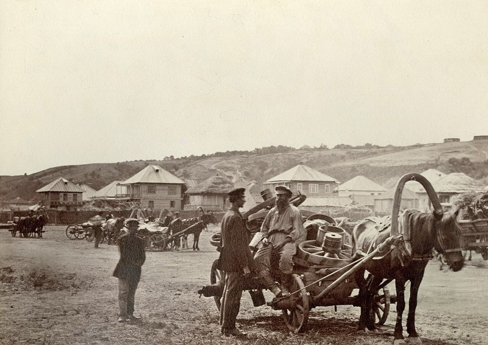 His photographs are not a direct report, but fine, unobtrusive arrangements created by a masterful director. There are such photos as “Ataman Inspecting Cossack Units”, “Farewell to a Cossack leaving for service”, “Cossack family on holiday” and other scenes from the everyday lives of his fellow Cossacks. / Cossacks returning to Tsymlyanskaya from the bazaar