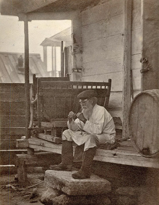 With the help of his wide-angle lens and instant photo shutter, Boldyrev rose to fame shooting landscapes, both still and from the car of a moving train. / A Cossack selling wine from Tsymlyanskaya