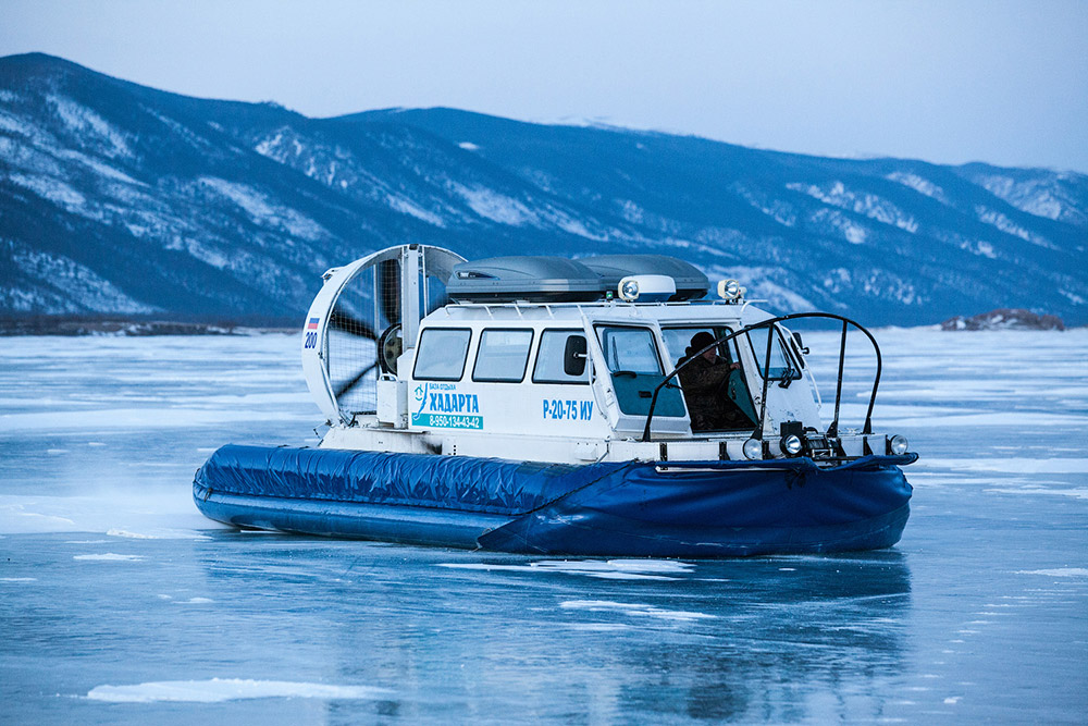 Tutti dovrebbero visitare il lago Bajkal: è incredibilmente bello, e non soltanto una volta, ma in diversi periodi dell'anno. In inverno ad esempio si può provare il brivido di guidare l'automobile sulla superficie del lago