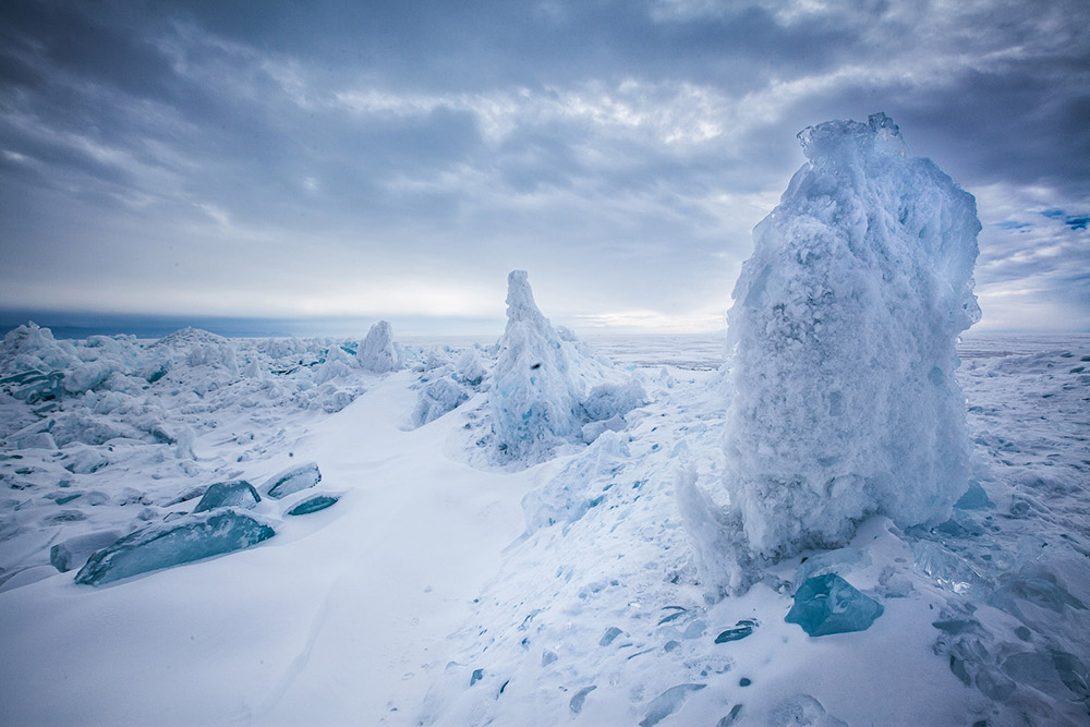 Sulla strada è possibile imbattersi nei Toross, immense formazioni di ghiaccio che raggiungono i 10-20 metri di altezza, originatesi in seguito alla compressione della lastra superficiale di ghiaccio