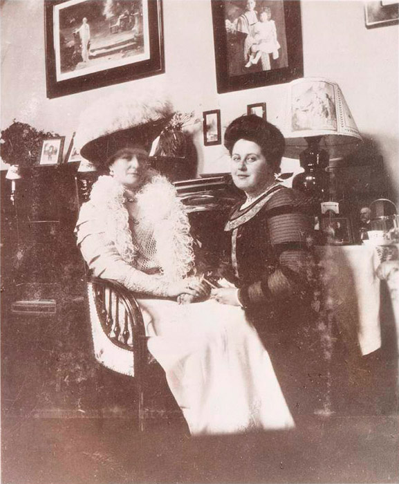 Anna Vyrubova (right) was Tsarina Alexandra Fyodorovna Romanova’s lady-in-waiting, best friend, and memoirist. / Tsarskoye Selo, Alexandra Fyodorovna and Anna Vyrubova.
