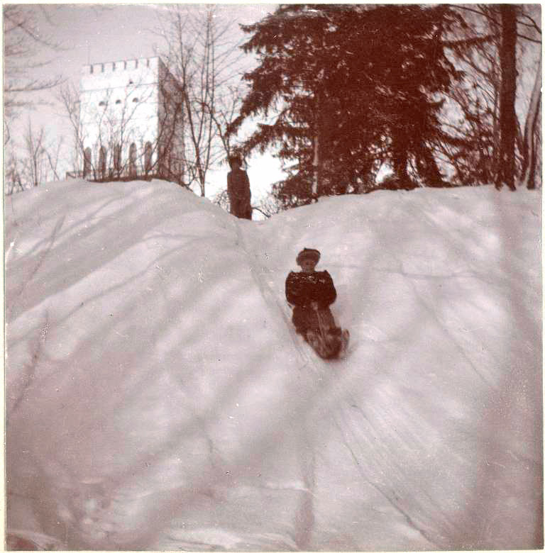 Balade en traîneau autour du Bastion près de la tour Blanche, dans la partie ouest du palais d’Alexandre. Ce parc se trouve près de la ville de Pouchkine, à 680 km de Moscou et à 25 km de Saint-Pétersbourg. Elle est également connue sous le nom de Tsarskoïe Selo.