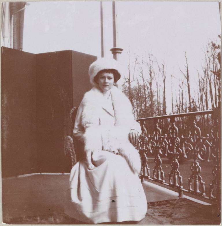 Nicolas II et Alexandra Fiodorovna avaient quatre filles - Tatiana, Olga, Anastasia et Maria - et un fils, Alexis. / La grande-duchesse Tatiana, fille de l’empereur Nicolas II, sur le balcon du palais