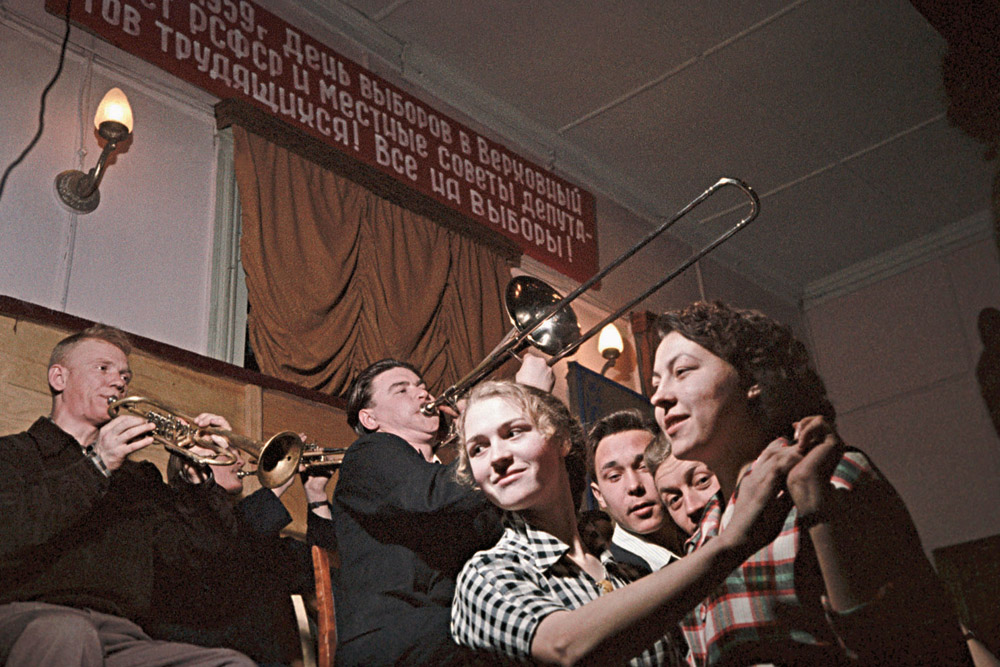 Samstag Abend, Mitglieder des Komsomolzen-Klubs, Bratsk, 1959 © Juri Kriwonosow, 2013.