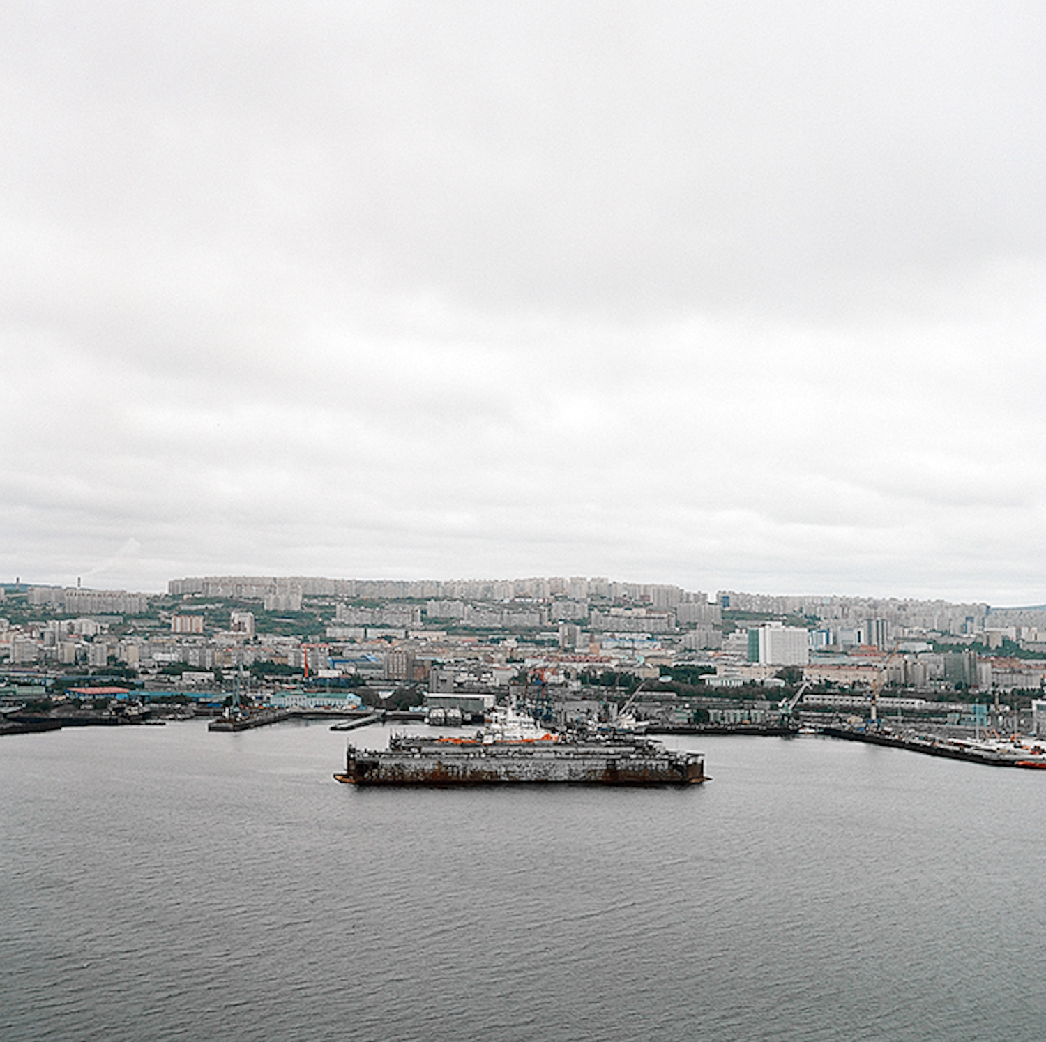 Cette série de photographies fait partie d’un projet spécial sur la Russie réalisé par trois femmes photographes moscovites qui forment le groupe artistique “Troïka”. C’est le premier projet publié en partenariat avec La Russie d'Aujourd'hui, mais ce n’est, sans doute, pas le dernier. Commençons par Mourmansk. Mourmansk se trouve à 1950 km au nord de Moscou, dans la baie de Kola, dans la mer de Barents. Voici une vue de la ville depuis le sommet du mont Abram-Mys.
