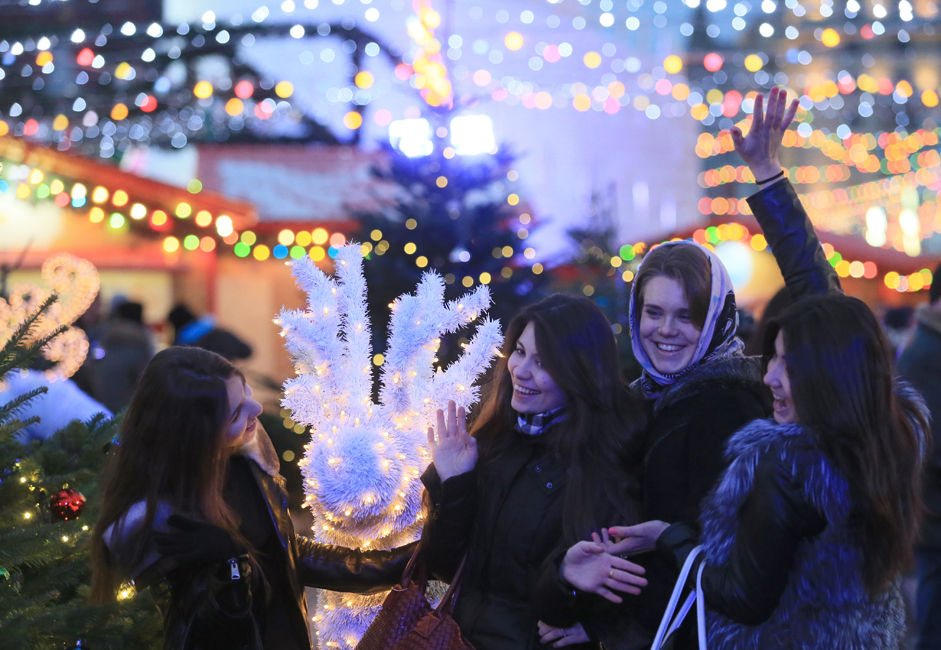 Posjetitelji Božićnog sajma na Crvenom trgu u Moskvi.