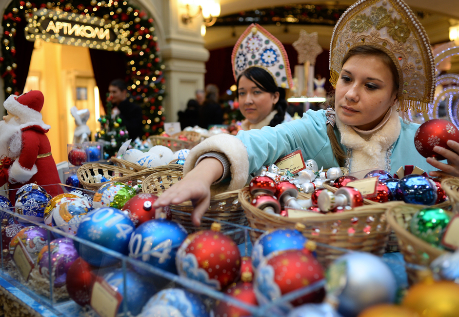 　モスクワ、GUM国営百貨店のクリスマス・フェア。「雪娘」姿の売り子さん。