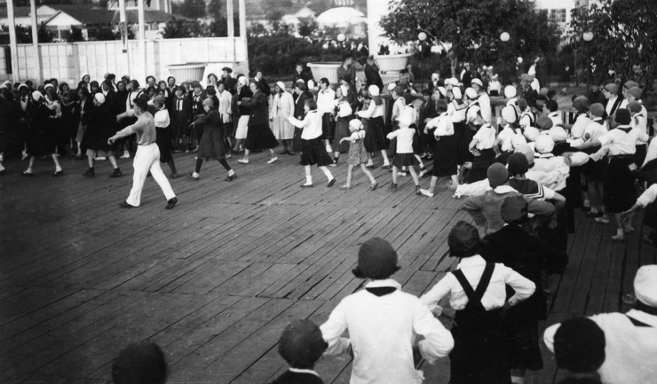 Park „Gorki“ otvoren je 1928. Nalazi se na Krimskom valu, odmah pored rijeke Moskve i stanice metroa „Park kulture“. Park je projektirao Konstantin Meljnikov, svjetski poznati sovjetski avangardni arhitekt i inženjer.