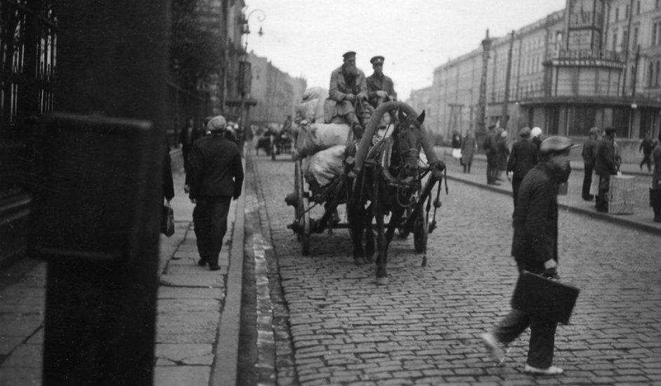 Prva linija moskovskog metroa otvorena je 15. svibnja 1935., od stanice „Sokoljniki“ do Parka Gorki (stanica „Park kulture“), i prolazila je ispod Kremlja i Crvenog trga (dio današnje „crvene linije“).