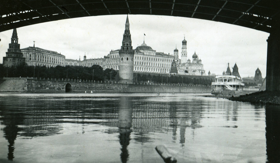 Na Spaskoj kuli Kremlja prva petokraka zvijezda postavljena je 25. studenog 1935.