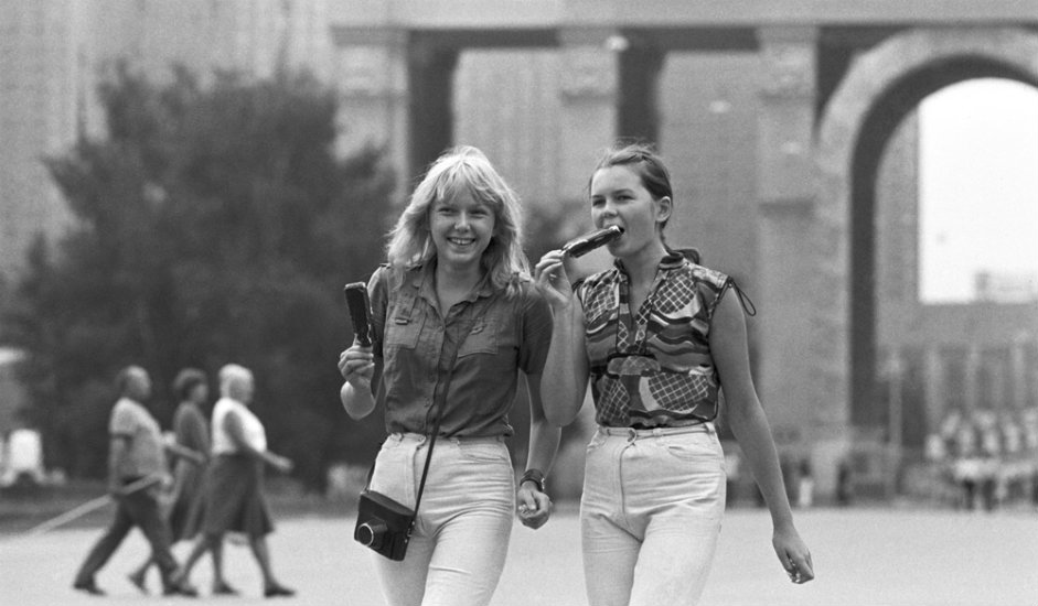 Dekleti med sprehodom na razstavišču VDNH v Moskvi, 1981Vsi materiali so last FGRU »Uredništva Rossijske gazete«.
