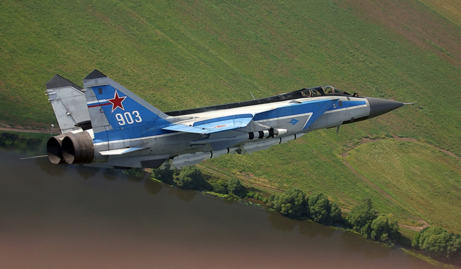 10/11. МиГ-31 је надзвучни ловац-пресретач развијен са циљем да замени МиГ-25 (Foxbat по кодификацији НАТО-а). Конструисан је у ОКБ „Микојан“ на основу модела Миг-25.