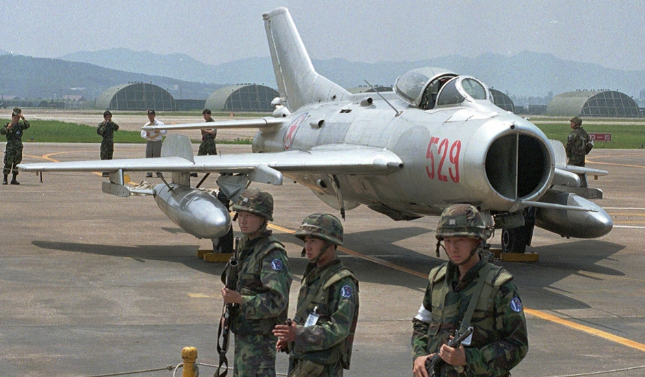 6/11. МиГ-19 је совјетски ловац једносед друге генерације са два млазна мотора. То је био први совјетски серијски суперсонични авион.