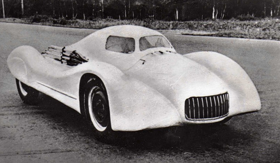 1/12. „Москвич-Г2“. Тркачки аутомобил познат по обарању рекорда. Његови конструктори били су И. А. Гладиљин и И.И. Окуњев, а произведен је 1956. „Москвич-Г2“ је поставио три совјетска брзинска рекорда у тркама на дуге стазе. Учествовао је 1959. на првенству СССР-а и победио у класи до 2500 cm3. После 1960. није више коришћен на тркама, тако да је отписан крајем 1963. године. Направљена су само два примерка и оба су растављена за резервне делове.