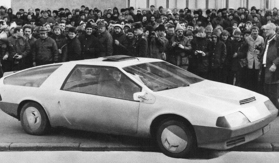 2/12. „Лаура“. Два младића, Дмитриј Парфенов и Генадиј Хаинов, одлучили су јануара 1982. да у малој радионици у предграђу Лењинграда направе сопствени аутомобил. Занимљиво је да – за разлику од већине возила израђених у кућној радиности – у овај ауто није уграђен готово ниједан фабрички део. Двојица ентузијаста чак су и мотор самостално конструисали и ручно га направили. Некадашњи генерални секретар КПСС Михаил Горбачов веома је хвалио овај аутомобил. Возило је било представљено на бројним међународним изложбама, без обзира што никада није ушло у масовну производњу.