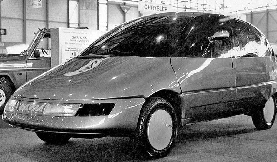4/12. НАМИ „Охта“. Аутомобил „Охта“ израђен је 1986-1987. у Лењинградској лабораторији за напредне прототипове лаких возила. Произвођач је био Централни институт за истраживање аутомобила (НАМИ). Ово концептуално возило могло је да прими до седам путника: други и трећи ред седишта могли су да се уклоне, а седишта из првог реда окретала су се и за 180°. Задње седиште склапало се у практичан сточић. У то време овакво вишенаменско возило било је чиста научна фантастика, чак и за совјетске аутомобиле. Једини примерак, рестауриран после судара, изложен је у музеју.