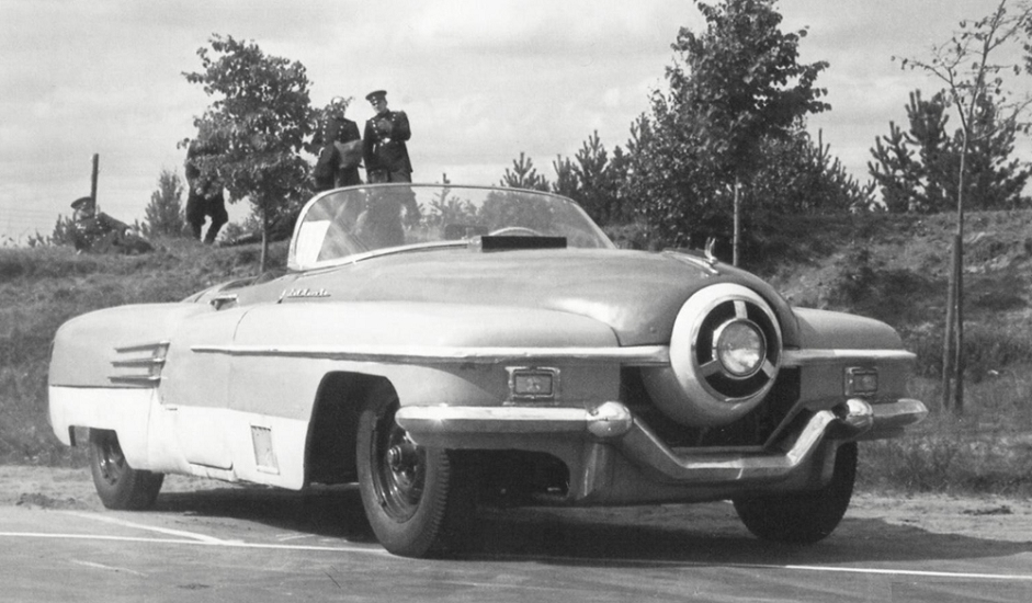 9/12. ЗИС-112. Дизајн овог аутомобила је несумњиво авангардан. Израђен у најбољој традицији „аутомобила из снова“, ово је био велики – готово шест метара дугачак – тросед са хладњаком округлог облика и само једним предњим светлом, а маса му је износила две и по тоне. Аутомобил је направљен 1951. и такмичио се у неколико трка, али је 1955. расходован и завршио је на ауто-отпаду.