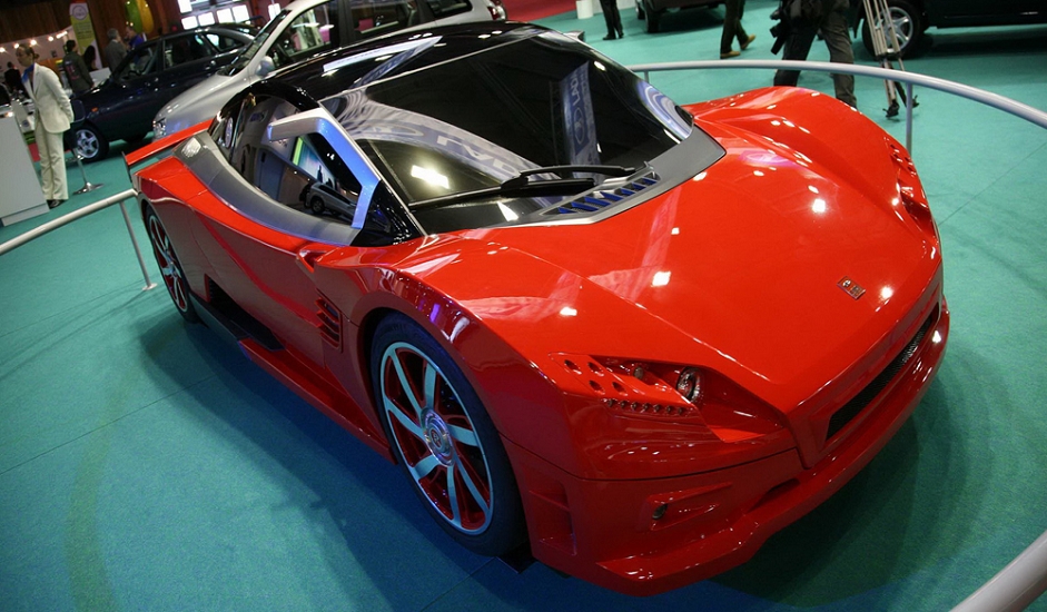7/12. На Париском сајму аутомобила 2008. „АвтоВАЗ“ је представио концепт спортског модела „Лада“ Revolution III, производ петогодишњег настојања да се створи руски спортски аутомобил нове генерације. На тркачкој стази „Нирбургринг“ у Немачкој 2009. извршен је низ тестова. Ова „Лада“ опремљена је дволитарским „Реноовим“ турбо-дизел мотором F4R774 од 245 коњских снага (обртни моменат 310 Nm), „Мотековом“ контролним уређајем и „Поршеовим“ каросеријом, облика карактеристичног за класу „купе“. „Лада“ Revolution III бржа је од аутомобила Porsche Cayman са мотором сличне снаге. Међутим, овај модел није активно учествовао ни на једној трци после поменуте, нити је доживео масовну производњу.