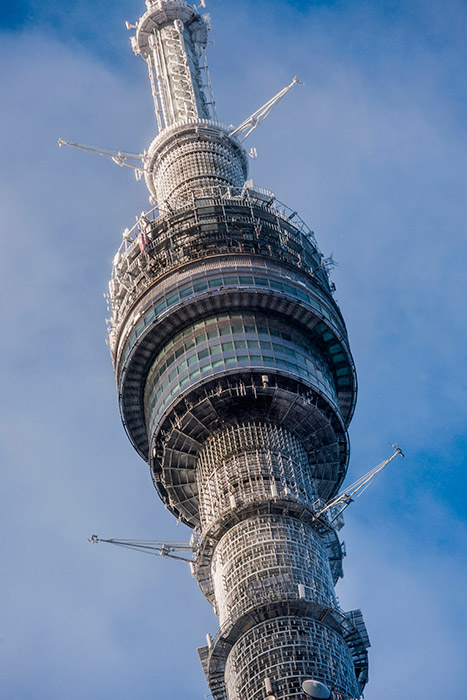 Pembangunan menara selesai pada 1967. Secara bertahap, peralatan untuk penyiaran radio dan televisi, komunikasi, benda-benda keamanan, dan sebuah kompleks meteorologi mulai muncul di menara.