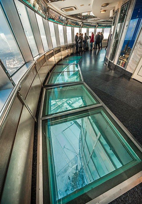 タワー47年の歴史を通じて、1,000万人の人々がこのタワーに訪れている。タワーの展望台の床面はユニークなガラス張りになっている。