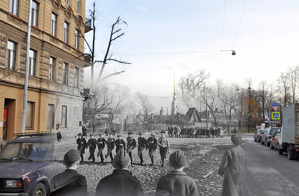 Des écoliers s’entraînent à parader rue Zverinskaïa, dans le district de Petrograd. La forteresse Pierre-et-Paul est visible à l'arrière-plan.