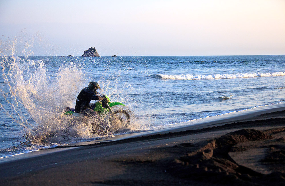 L'un des endroits les plus intéressants pour une virée à moto, c'est la côte pacifique. Le terrain est tellement varié : on peut même faire des sauts ou juste rouler dans le sable, au bord de l'eau.