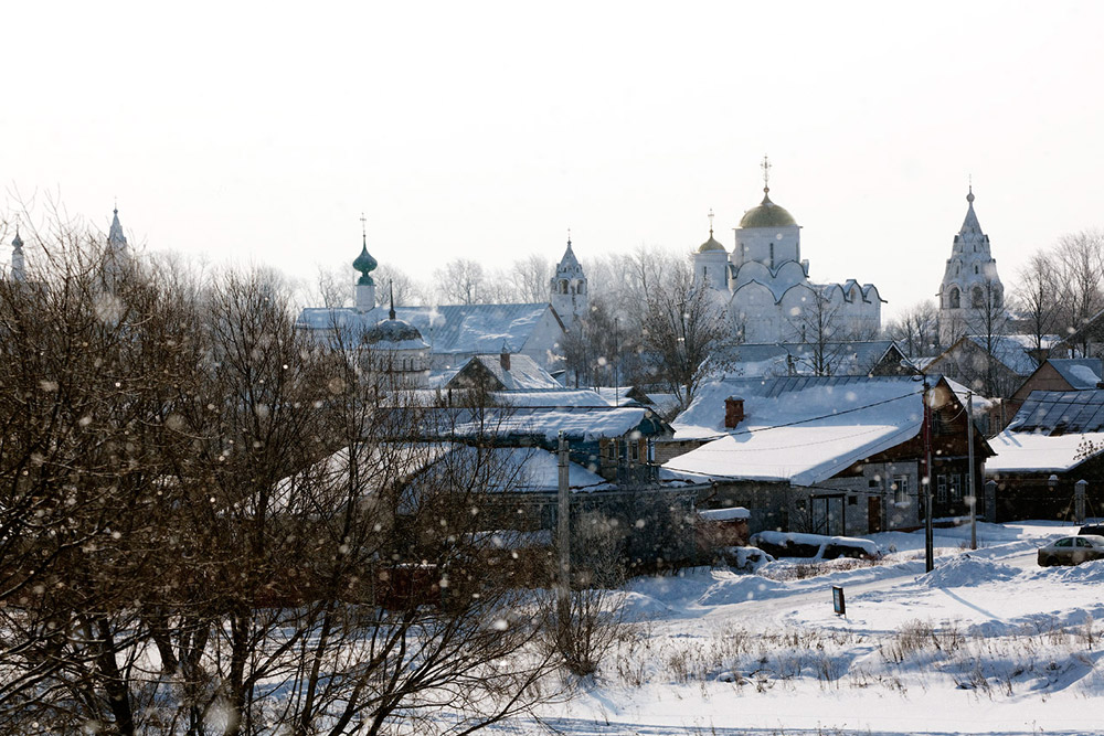 Če se slučajno znajdete v Moskvi in imate prost dan, se lahko odpravite v starodavno mestece Suzdal, ki leži samo 220 km stran. Umaknite se tipičnim turističnim potem ter okusite pristno rusko zgodovino in tradicijo v kraju, ki leži na območju t.i. Zlatega prstana.