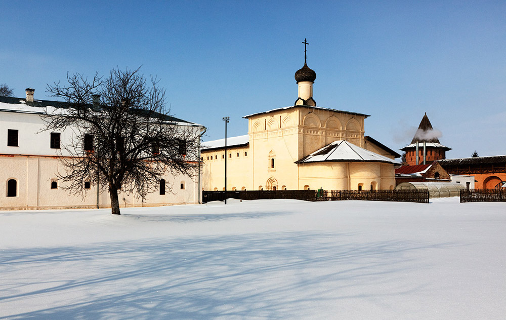 Suzdal je ena od najbolj priljubljenih destinacij na turistični poti po Zlatem prstanu. V Suzdalu lahko spoznate stari Kremelj, srednjeveško orožje, tradicionalne lesene koče, okusno hrano in svežo medico.