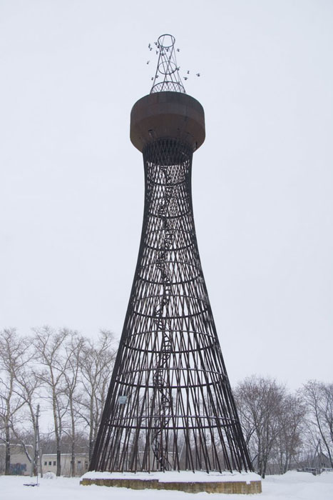 シューホフの作品で一番人気があったのは双曲面塔だ。このタイプの建造物で初めてのものは、ニジニ・ノヴゴロドの博覧会用に建てた給水塔だった。32メートルの高さのこの塔は博覧会で大人気を博した。博覧会後、スポンサーのユーリー・ネチャエフ＝マルツォフが塔を買い上げ、 ポリビノの自宅に持って行った。//ポリビノの塔
